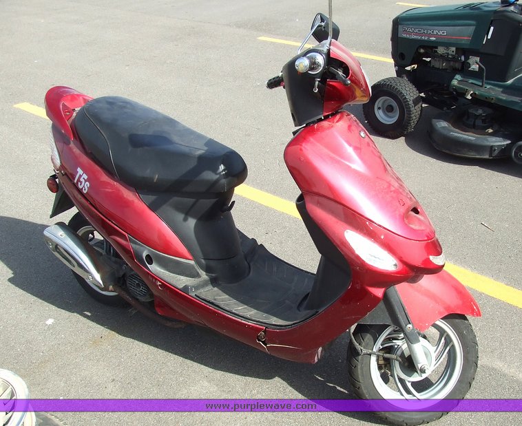 image for item 6675 2004 Lifa T5s gas scooter