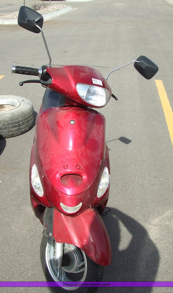 image for item 6675 2004 Lifa T5s gas scooter