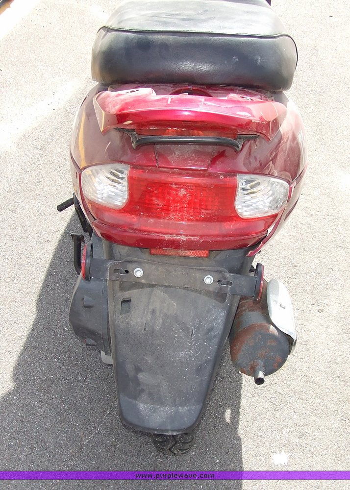 image for item 6675 2004 Lifa T5s gas scooter