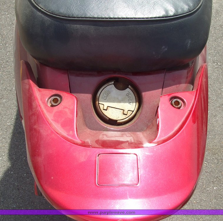 image for item 6675 2004 Lifa T5s gas scooter
