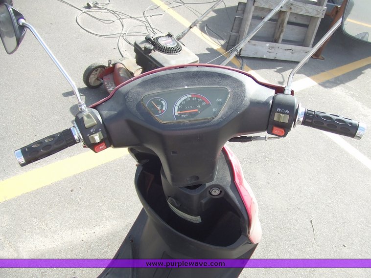 image for item 6675 2004 Lifa T5s gas scooter