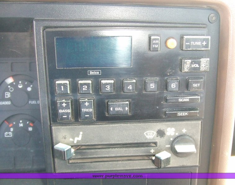 image for item 6718 1988 GMC C1500 pickup