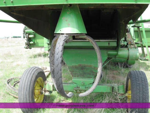 image for item 2139 John Deere 95 combine