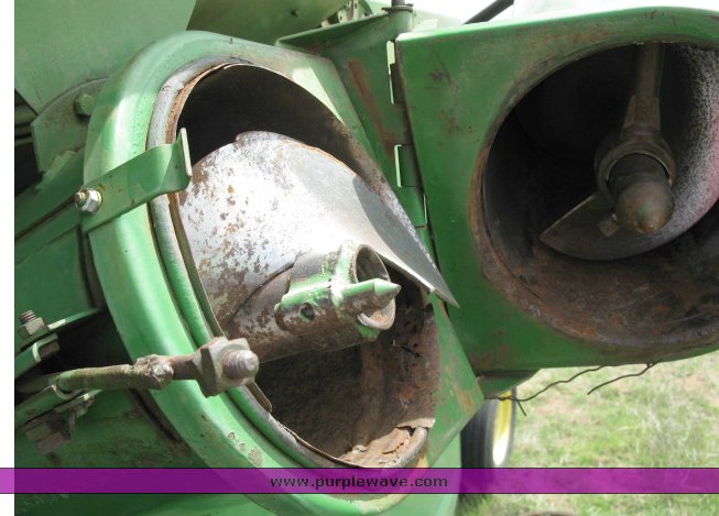 image for item 2139 John Deere 95 combine