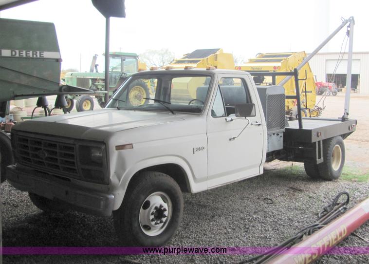 image for item 3577 1982 Ford F350XL pickup