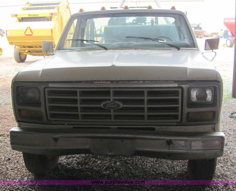 image for item 3577 1982 Ford F350XL pickup