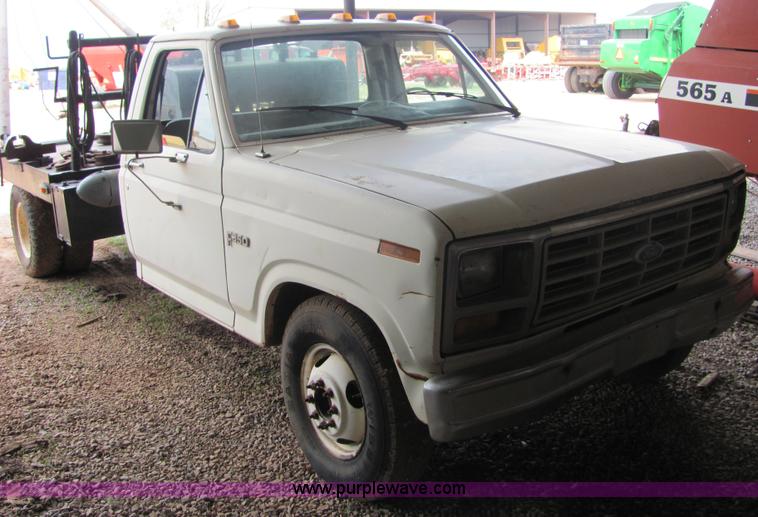 image for item 3577 1982 Ford F350XL pickup