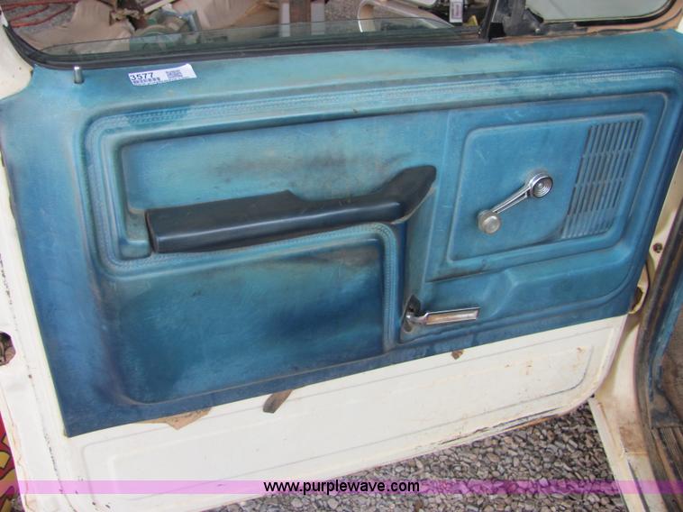 image for item 3577 1982 Ford F350XL pickup