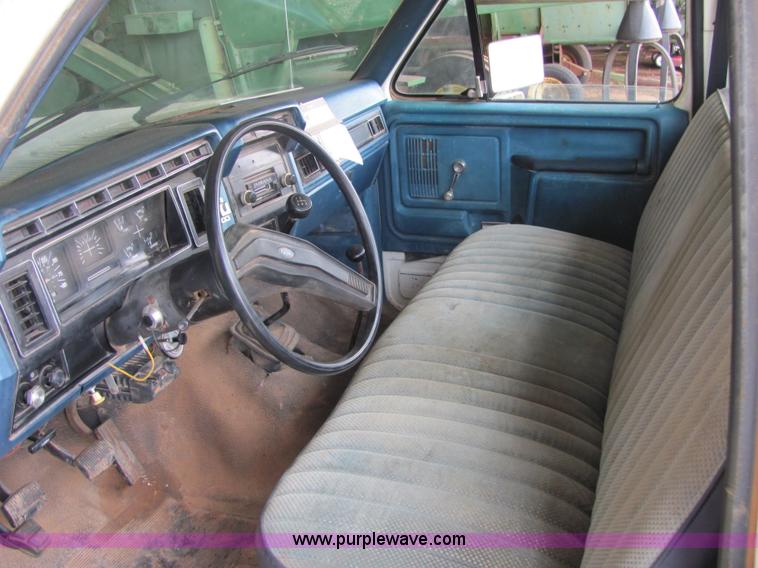 image for item 3577 1982 Ford F350XL pickup