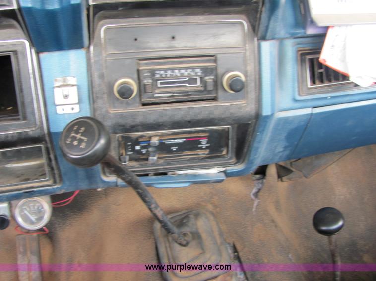 image for item 3577 1982 Ford F350XL pickup