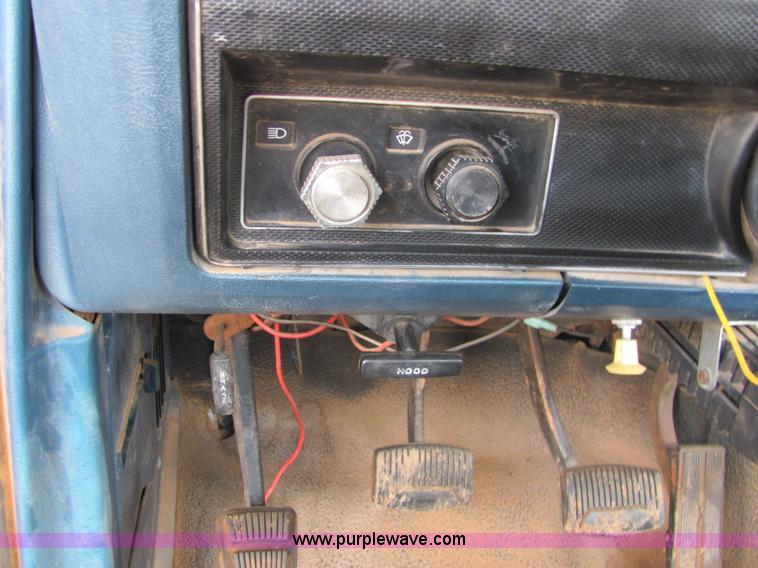 image for item 3577 1982 Ford F350XL pickup