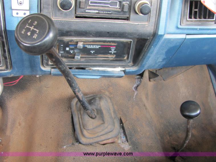 image for item 3577 1982 Ford F350XL pickup