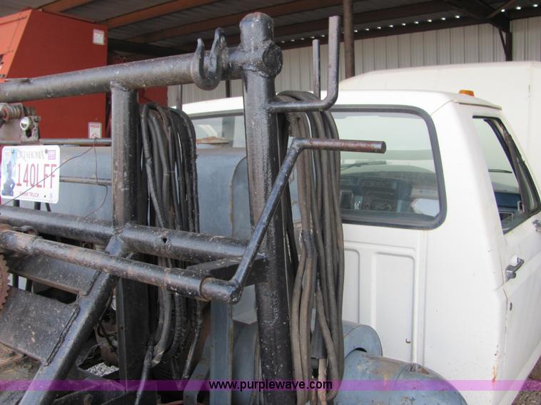 image for item 3577 1982 Ford F350XL pickup