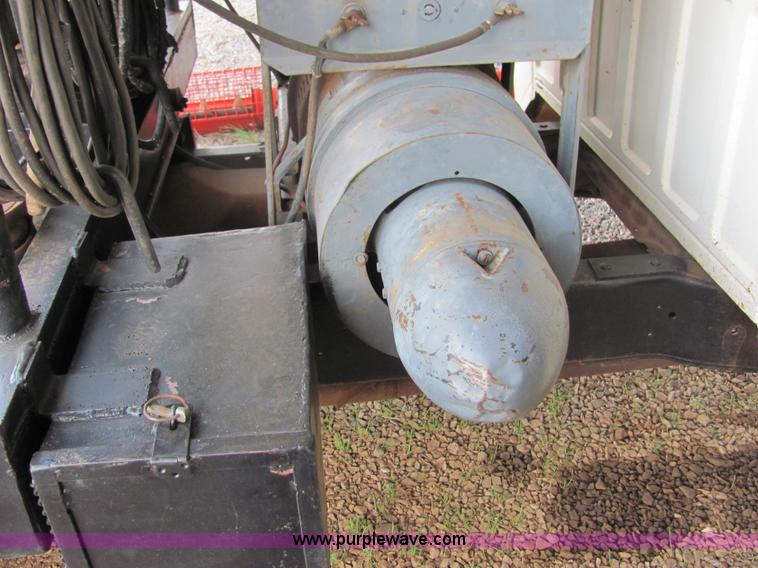 image for item 3577 1982 Ford F350XL pickup