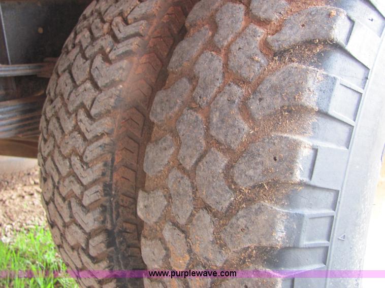 image for item 3577 1982 Ford F350XL pickup