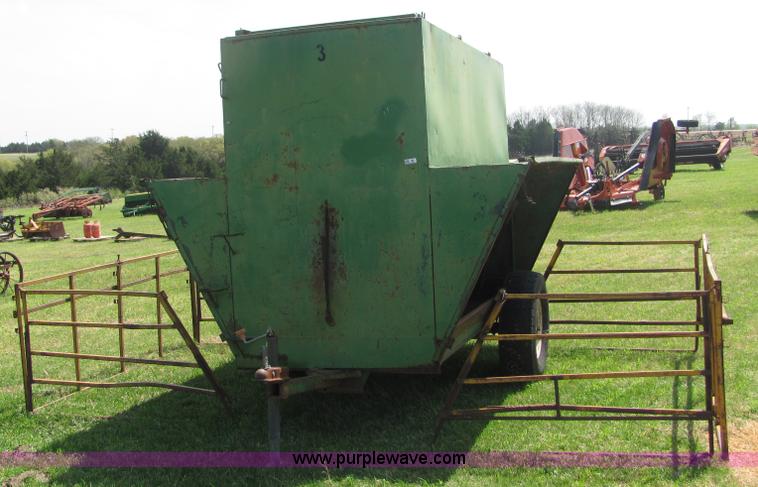 Creep Feeder With Panels Item 3580 4 27 2010