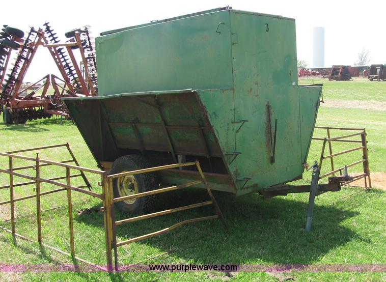 image for item 3580 Creep feeder with panels