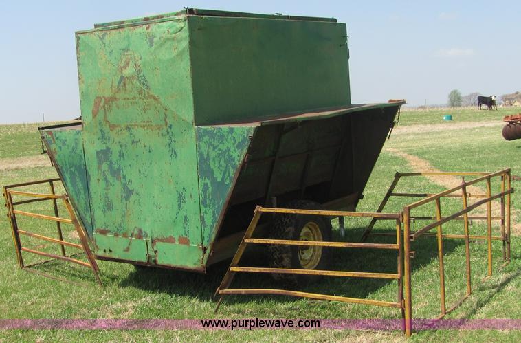 image for item 3580 Creep feeder with panels