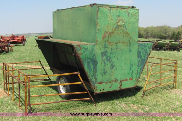 image for item 3580 Creep feeder with panels