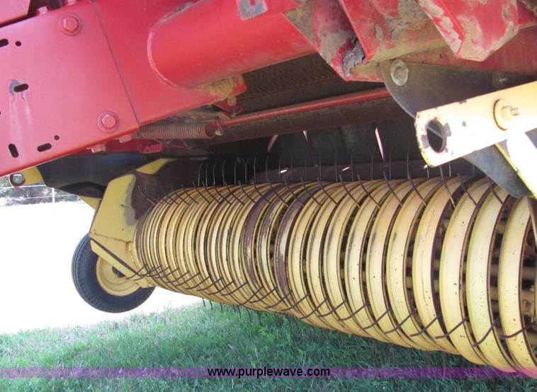 image for item 3625 New Holland 664 round baler