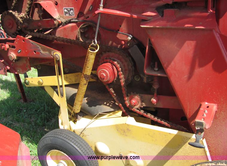 image for item 3625 New Holland 664 round baler