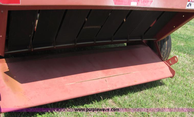 image for item 3625 New Holland 664 round baler