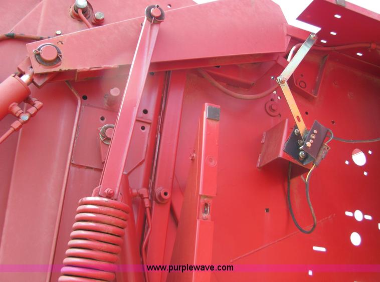 image for item 3625 New Holland 664 round baler