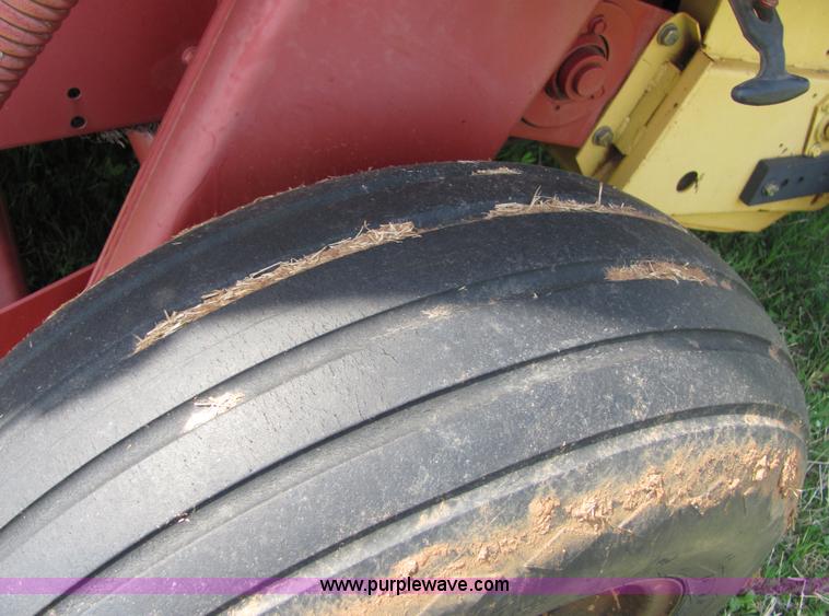 image for item 3625 New Holland 664 round baler