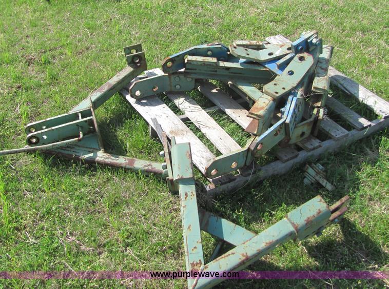 (4) John Deere quick connect hitches in Guthrie, OK Item 6699 sold