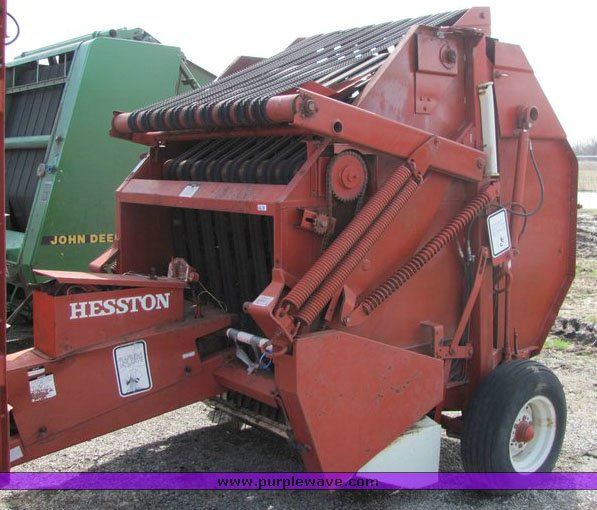 image for item 3126 1982 Hesston 5510 round baler