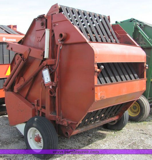 image for item 3126 1982 Hesston 5510 round baler