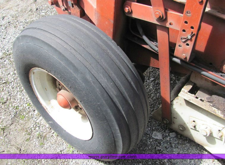 image for item 3126 1982 Hesston 5510 round baler