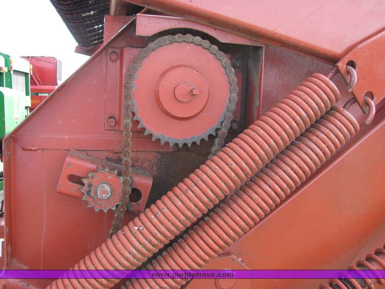 image for item 3126 1982 Hesston 5510 round baler