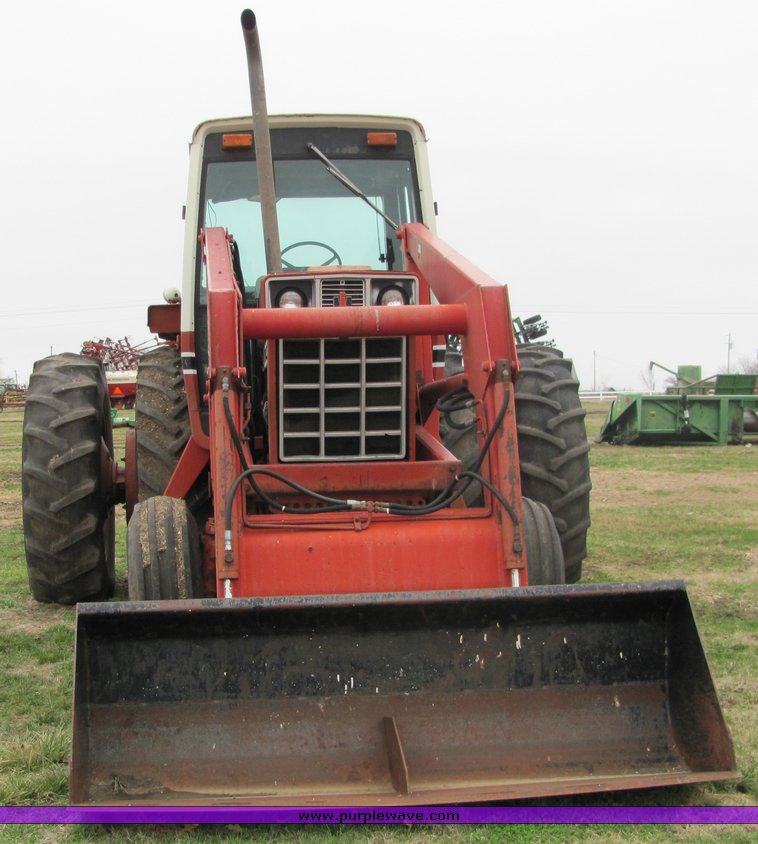 image for item 3321 1977 International 1486 tractor with loader