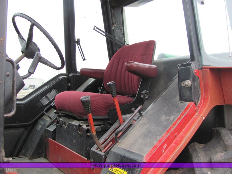 image for item 3321 1977 International 1486 tractor with loader