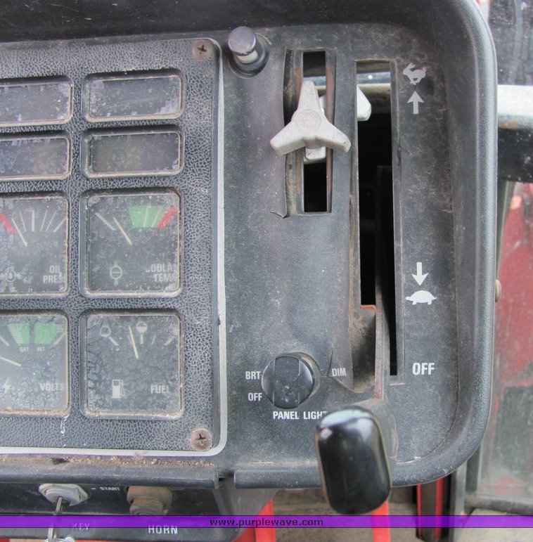 image for item 3321 1977 International 1486 tractor with loader