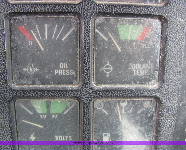 image for item 3321 1977 International 1486 tractor with loader