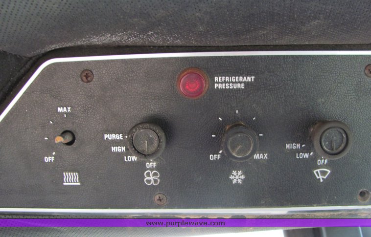 image for item 3321 1977 International 1486 tractor with loader