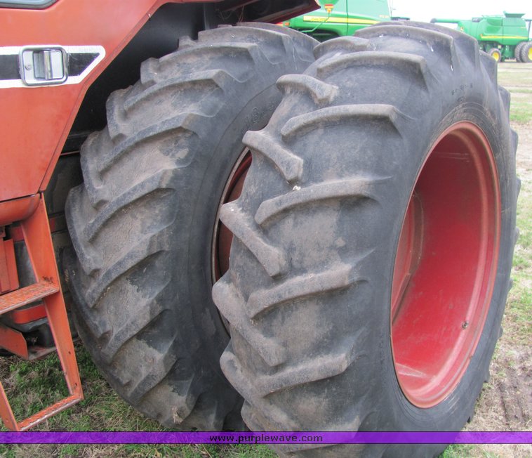 image for item 3321 1977 International 1486 tractor with loader