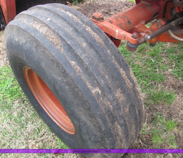 image for item 3321 1977 International 1486 tractor with loader