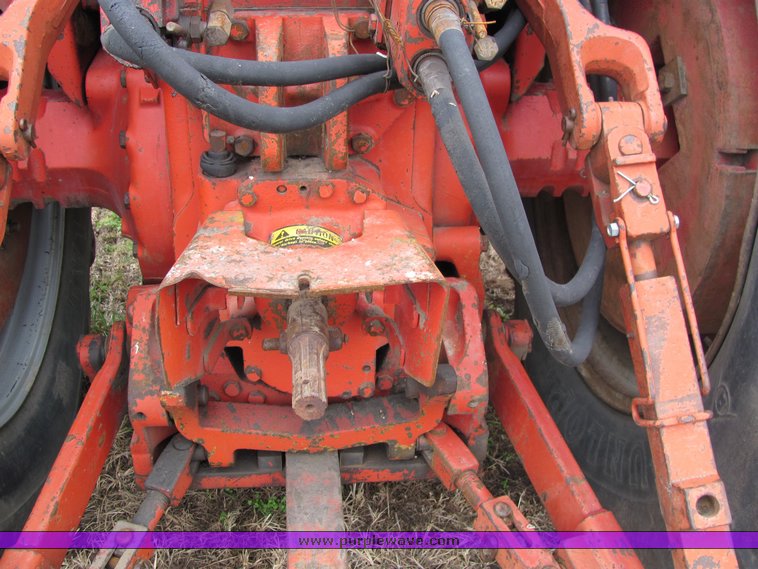 image for item 3321 1977 International 1486 tractor with loader