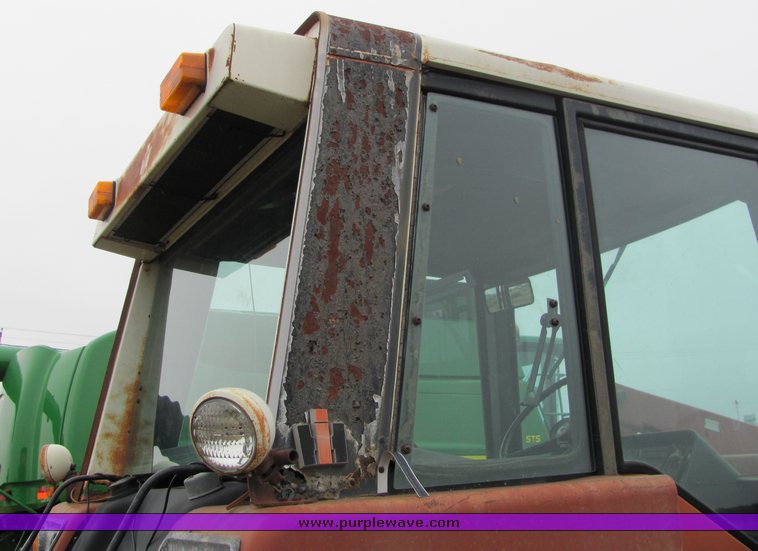 image for item 3321 1977 International 1486 tractor with loader