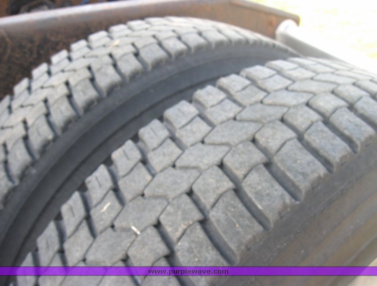 image for item 3969 1998 Freightliner Conventional FLC120 semi tractor