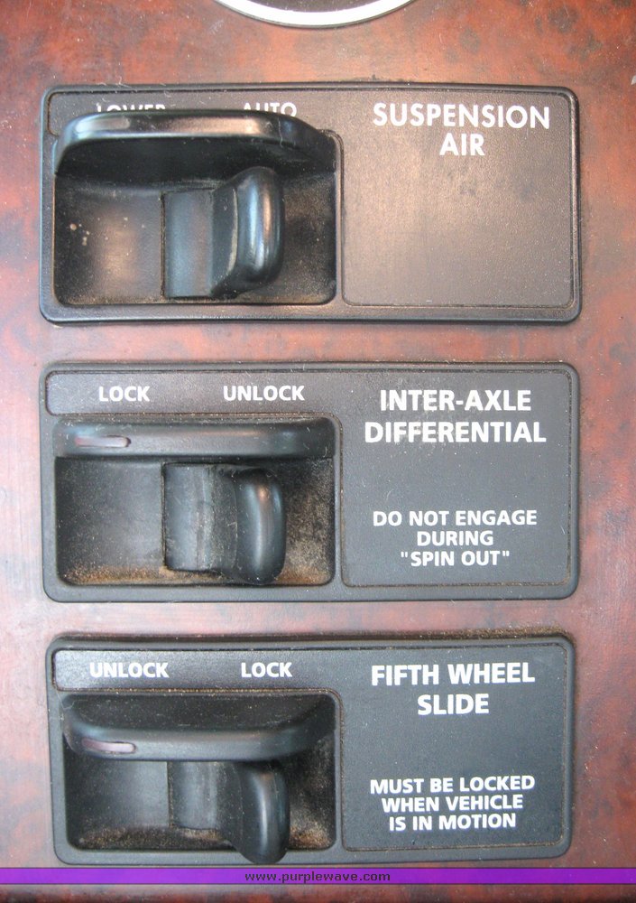 image for item 3969 1998 Freightliner Conventional FLC120 semi tractor