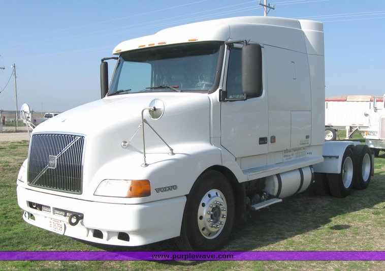 image for item 3970 1999 Volvo VNL64T610 semi tractor