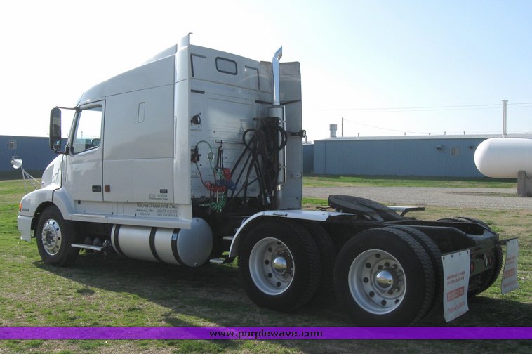 image for item 3970 1999 Volvo VNL64T610 semi tractor