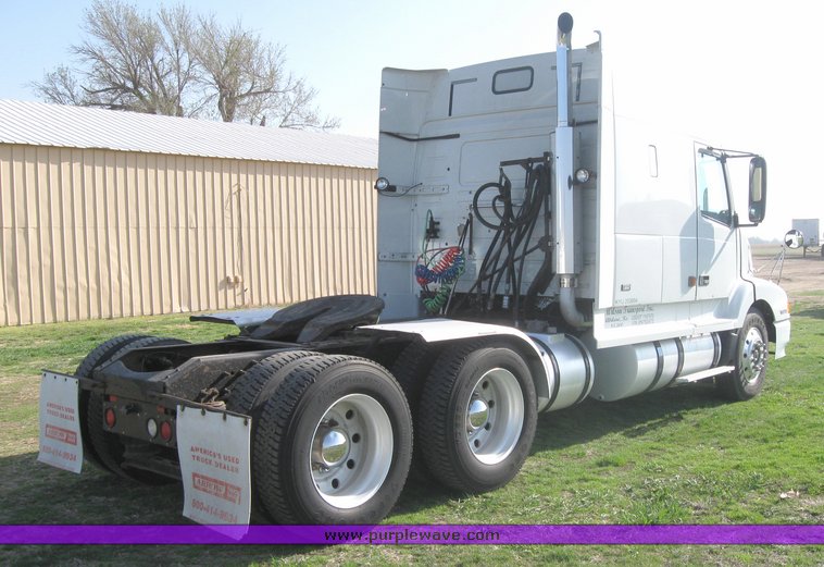 image for item 3970 1999 Volvo VNL64T610 semi tractor