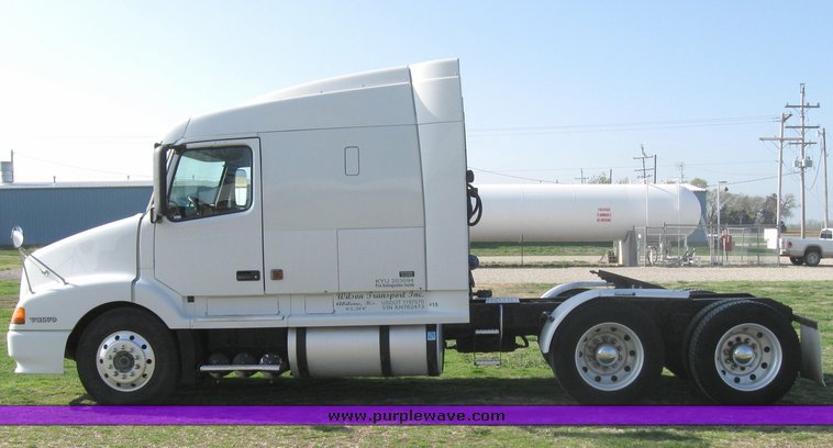 image for item 3970 1999 Volvo VNL64T610 semi tractor