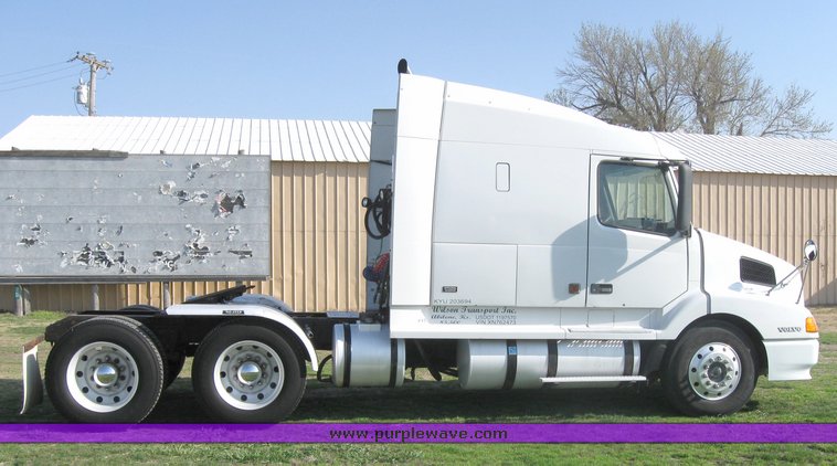 image for item 3970 1999 Volvo VNL64T610 semi tractor