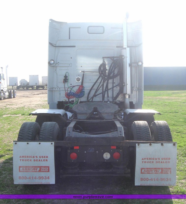 image for item 3970 1999 Volvo VNL64T610 semi tractor
